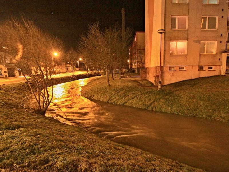 Déšť a tání sněhu rozvodnilo přítok řeky Sázavy ve Žďáře.