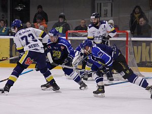 Hokejisté Velkého Meziříčí (v tmavém) prohráli v dalším kole 2. ligy na vlastním ledu s Hodonínem vcelku hladce 2:7.