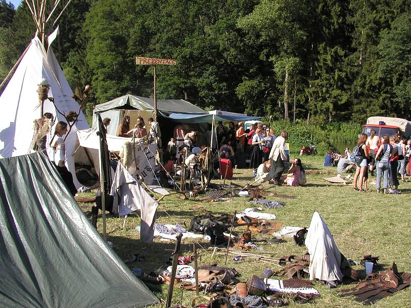 Přeplněný kemp Stvořidla a soutěž o nejchytřejšího psa v kempu Moře na rybníku Řeka Krucemburk. Fotografie jsou z archivu Deníku