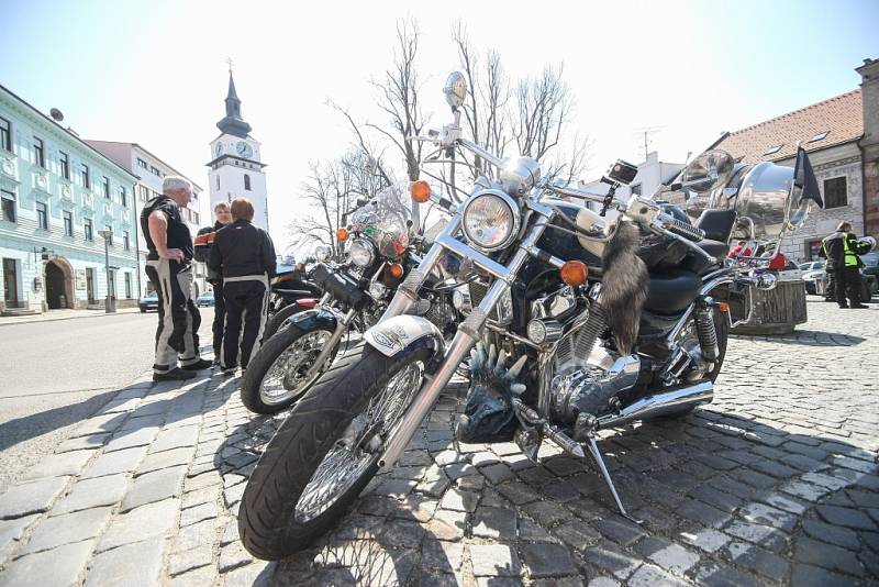 Jako první na Vysočině zahájili v sobotu letošní sezonu motorkáři ve Velkém Meziříčí. Na tamním náměstí se jich sešlo několik set, ke zdařilé akci přispělo slunečné počasí.