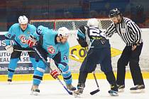 Hokejisté Světnova (ve světle modrých dresech) přišli ve Vesnické lize o svoji letošní neporazitelnost, když podlehli Rudolci.