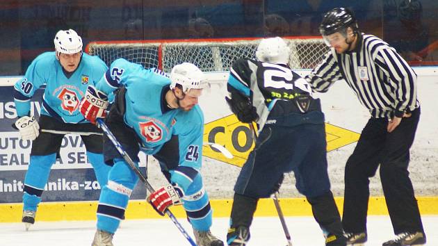 Hokejisté Světnova (ve světle modrých dresech) přišli ve Vesnické lize o svoji letošní neporazitelnost, když podlehli Rudolci.