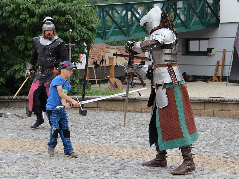 Odvážný mladík si s rytířem zašermoval.