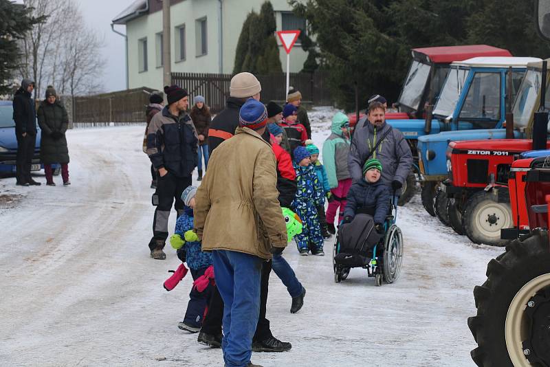 Sněhu a mrazu navzdory. Desítky nadšenců vyjely s traktory na spanilou jízdu Světnovem.