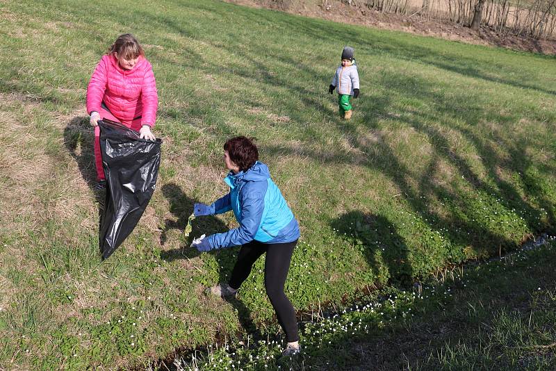 Do sbírání odpadků podíl silnic se pustili dobrovolní hasiči z Rokytna i z Kuklíku.