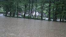 Přívalové deště u Krásného rozvodní řeku Svratku.
