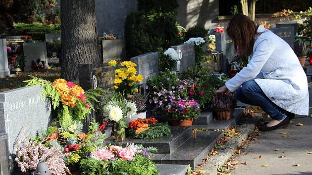 Lidé se již od víkendu vydávají na hřbitovy, aby zavzpomínali na své blízké. Hroby se plní věnci, kyticemi a plápolajícími svícemi.