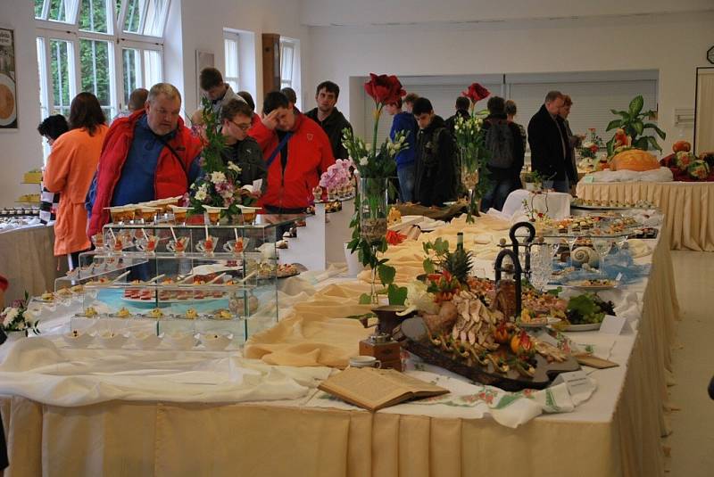 Slavnostně prostřené tabule, originálně naaranžované výrobky studené kuchyně nebo výtvory z rukou šikovných cukrářů a cukrářek byly mimo jiné k vidění na šestatřicátém ročníku gastronomické výstavy Gastroden.