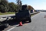 Havarované armádní vozidlo na dálnici D1 ve směru na Brno