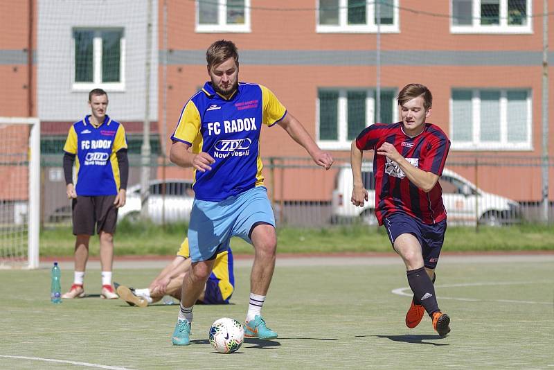 Šlágrem sedmého kola druhé ligy byl zápas Orla (v modrém) s Žabanty.Ti v přímém souboji uhájili vedoucí příčku, když ale svého soupeře zdolali jen těsně 4:3.