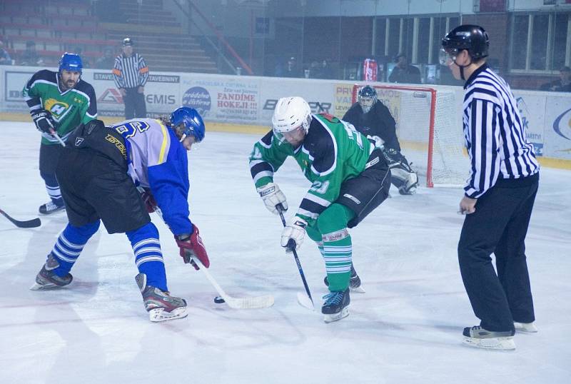 17. ročník Vesnické hokejové ligy ovládli hokejisté Bohdalce (v zelených dresech).