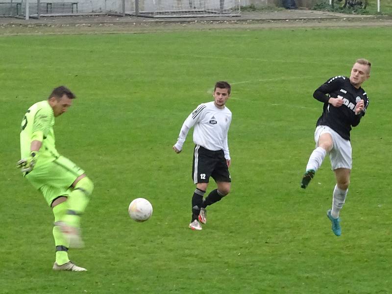 V posledním podzimním kole letošního ročníku moravskoslezské divize D doma fotbalisté Bystřice (v bílých dresech) podlehli Žďáru (v černých dresech) 2:3.