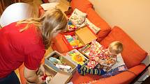 S balením dárků pro děti ze sociálně slabších rodin pomáhal Ivoně Nečasové i její syn František.