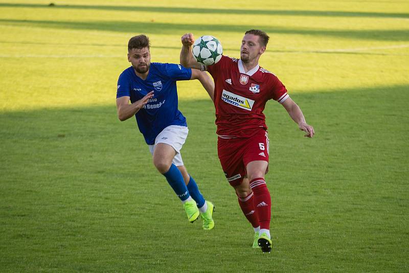 V premiérovém utkání letošního ročníku MSFL mezi Velkým Meziříčím (v červeném) a Dolním Benešovem (v modrých dresech) se body dělily.