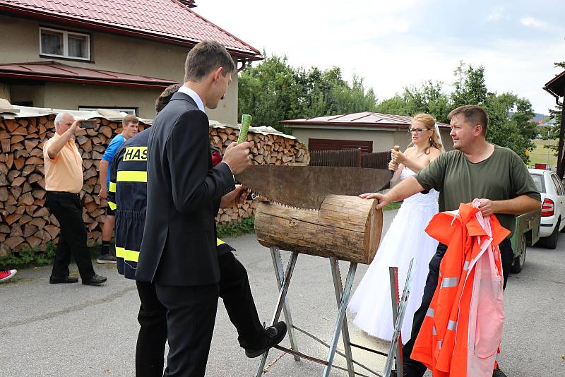 Dobrovolní hasiči se vždy ve svůj svatební den musí podrobit zkoušce. Nejinak to bylo i v případě novomanželů Ondráčkových.