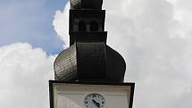 Z vrcholku věže kostela svatého Prokopa je město Žďár jako na dlani. A nejen samotné město. Krásný výhled je i na nedalekou Zelenou horu s poutním kostelem svatého Jana Nepomuckého.