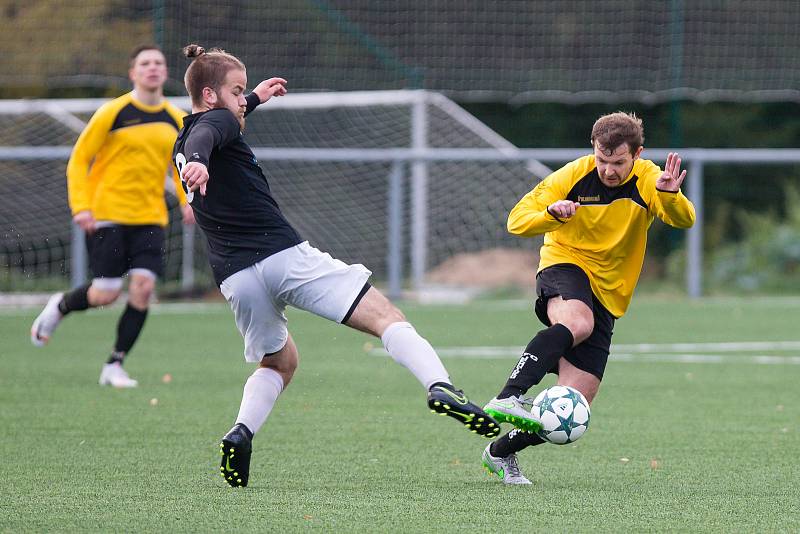 Rezerva FC Žďas (v černých dresech) zdolala na závěr první poloviny sezony Jemnicko (ve žlutých dresech) 2:0.