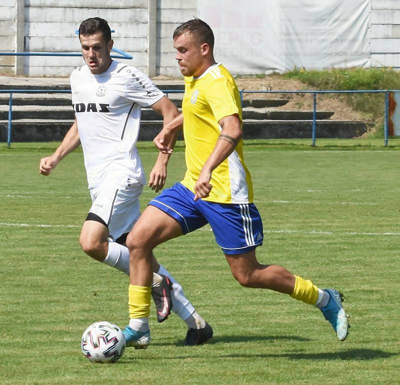 Na hřišti Břeclavi (ve žlutých dresech) se fotbalistům FC Žďas Žďár (v bílém) příliš nevedlo. Z jihu Moravy se po prohře 1:3 vraceli s prázdnou.