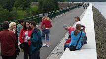 Komunikace vedoucí po hrázi vodárenské nádrže v Mostištích u Velkého Meziříčí je častým cílem turistů. 