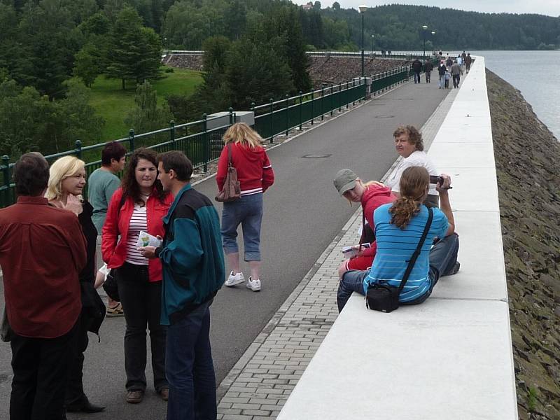Komunikace vedoucí po hrázi vodárenské nádrže v Mostištích u Velkého Meziříčí je častým cílem turistů. 
