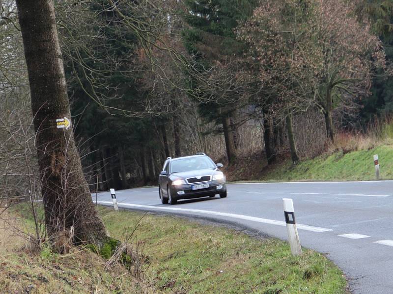 Cyklostezka pokračující od parkoviště nad Domanínským rybníkem bude muset nejdříve cyklisty bezpečně převést přes frekventovanou silnici I/19 (v místě na snímku). 