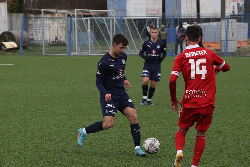 Fotbalisté Slovácka B (v černém) ve 22. kole MSFL podlehli na kunovické Bělince Velkému Meziříčí (v červeném) 0:1.