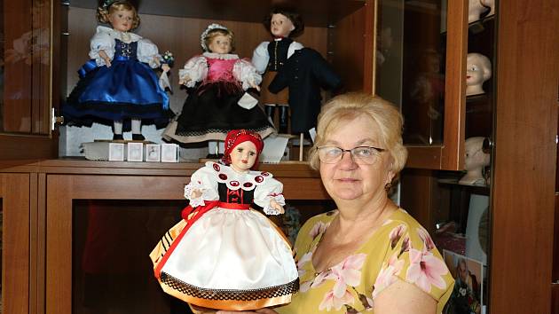 V Novém Veselí vystavují krojované panenky, paličkování, hračky a mnoho dalšího