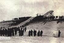 Jedno z prvních míst, kde se v Novém Městě na Moravě skákalo, byla mez za dnešní Billou. Fotografie z roku přibližně 1920.