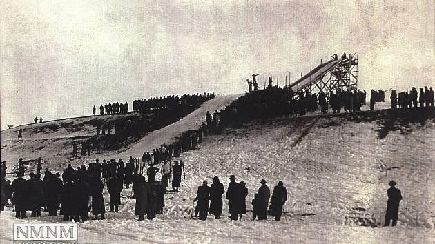 Jedno z prvních míst, kde se v Novém Městě na Moravě skákalo, byla mez za dnešní Billou. Fotografie z roku přibližně 1920.