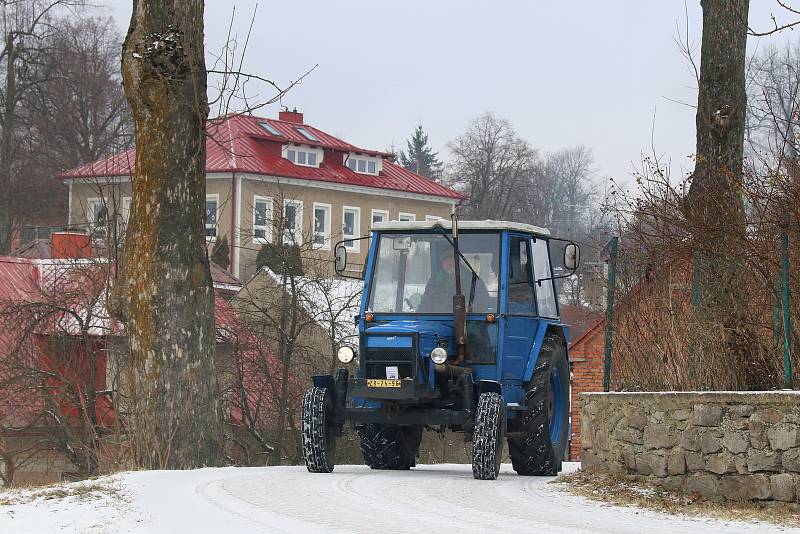 Sněhu a mrazu navzdory. Desítky nadšenců vyjely s traktory na spanilou jízdu Světnovem.