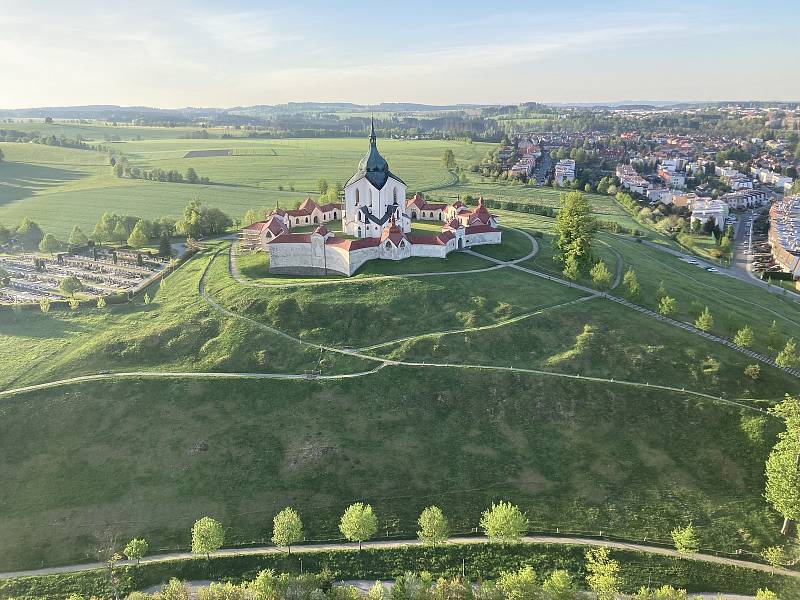 Výhledy z balonu na zámek Žďár nad Sázavou, Zelenou horu a Dolní hřbitov.