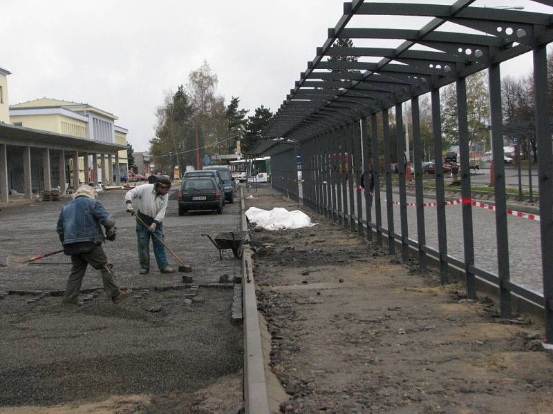Do plného provozu se opravované autobusové nádraží ve Žďáře nad Sázavou vrátí v prosinci. V areálu budou předlážděny cesty, instalován informační systém a zastřešeny dva nástupní ostrůvky. 