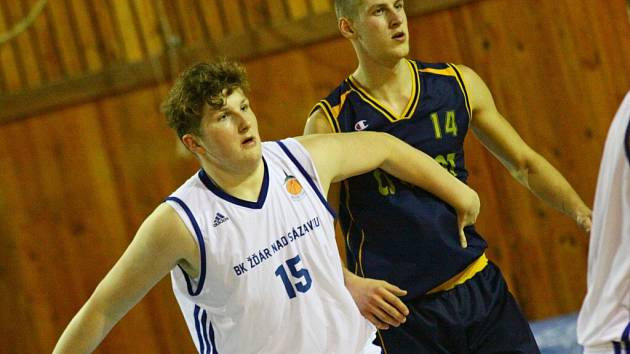 Premiéru mezi dospělými si odbyl odchovanec Žďáru Tomáš Stoček (vlevo). Syn letošní veteránské mistryně světa v basketbalu Věry Stočkové pomohl k výhře nad SBK Valašské Meziříčí 64:60. 