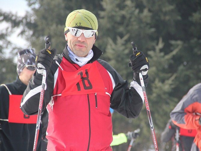 Radek Jaroš je dlouholetým ředitelem vytrvalostního závodu. Osobně si v něm ale na lyže stoupl poprvé. Štafetu absolvoval spolu se svou přítelkyní Olgou Růžičkovou (na snímku vpravo dole). 