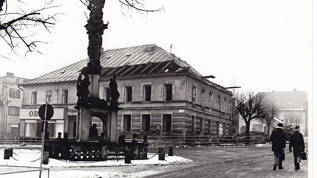 Soubor spojených domů stál na žďárském náměstí do začátku 70. let 20. století.