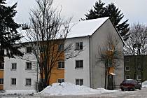 Azylový dům pro muže s kapacitou 24 osob je umístěn v Brodské ulici. Při dodržování všech pravidel v něm mohou muži bez přístřeší pobývat až rok. 