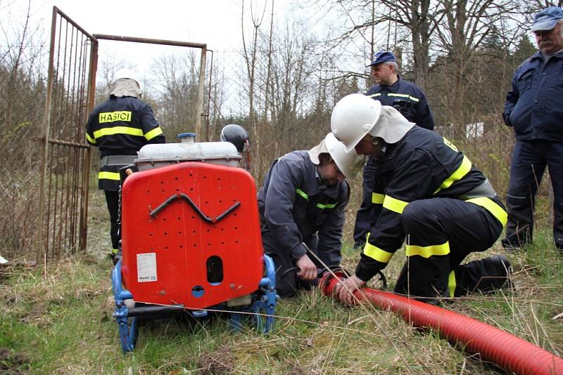 Námětové cvičení tří hasičských sborů Kuklíku, Studnic a Rokytna.