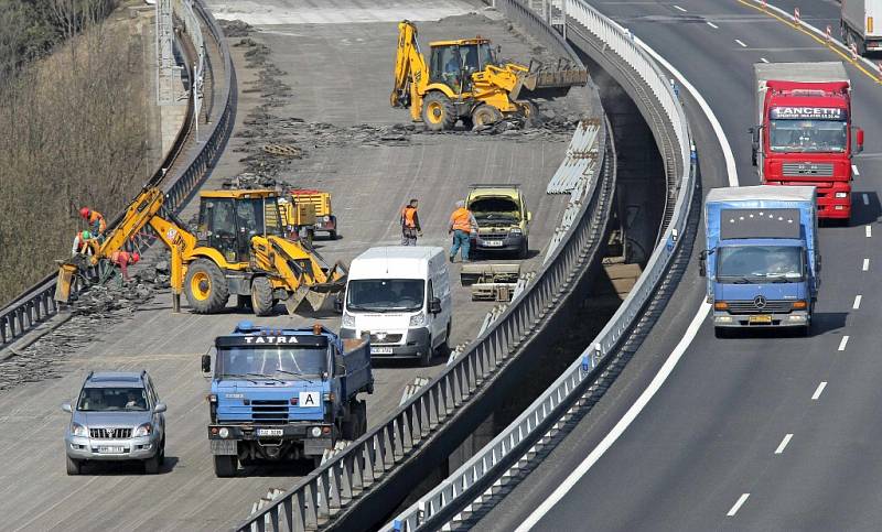 S dopravními komplikacemi se setkají motoristé na dálničním mostě Vysočina ve Velkém Meziříčí. Most, který je v Česku unikátní, se klene v bezmála osmdesátimetrové výšce nad městem. Pravá část ve směru na Brno prochází v těchto dnech kompletní opravou sil