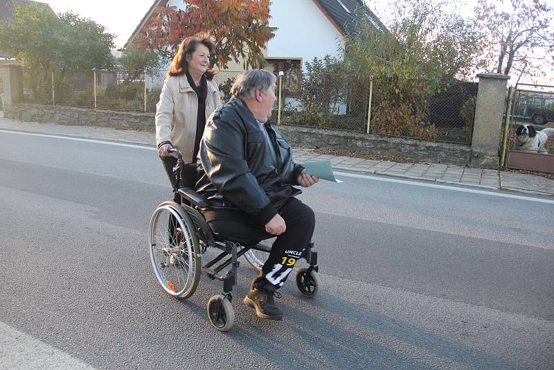 I přes svůj handicap se Oldřich Tatíček z Rokytna vydal do volební místnosti.