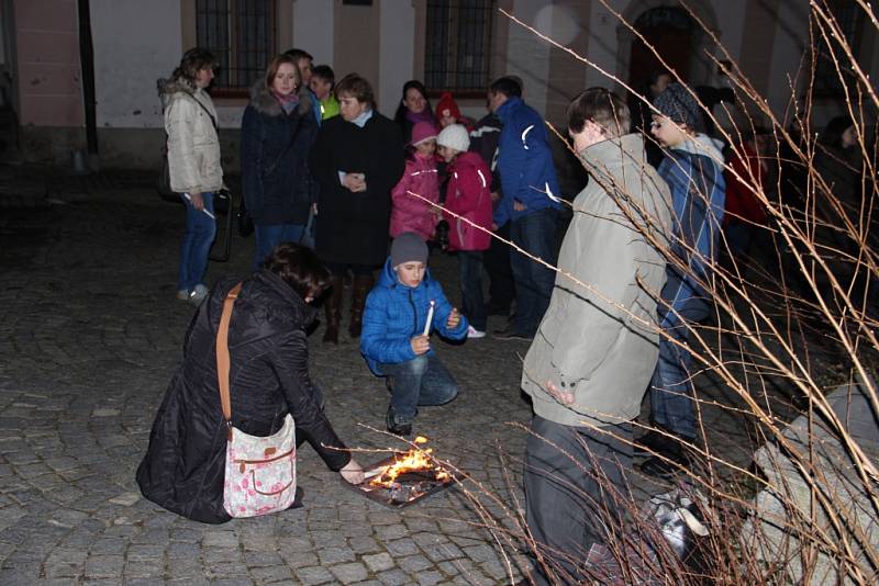 Začátek velikonoční vigilie před žďárským kostelem svatého Prokopa.