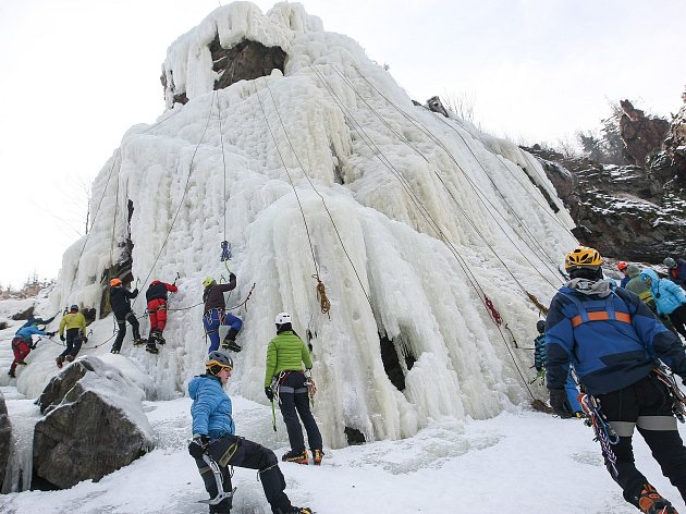 Na ledové stěně ve Víru trénují horolezci. V provozu má být i příští týden