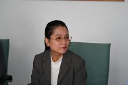 Sabe Amthor Soe je ředitelkou  Burma Center Praque. To zprostředkovává přesídlení mladé barmské rodiny do Nového Města na Moravě.