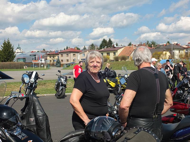 Rychlobruslařský ovál u žďárského zimního stadionu zaplnily stovky strojů. Motorkáři pak odtud vyrazili na vyjížďku, aby symbolicky otevřeli silnice.