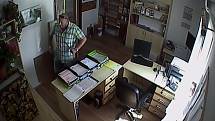 Ve čtvrtek 1. srpna přijali policisté oznámení o krádeži finanční hotovosti z kanceláře firmy v katastru obce Kuklík.
