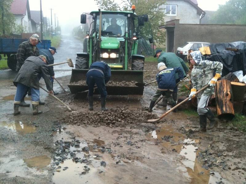 Nejhorší spoušť uklidili hasiči ve Vojnově Městci v pátek večer.