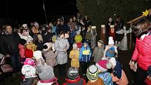 V Borech se rozsvítila světýlka i oči dětí, které zazpívaly u ručně vyrobených betlémů.