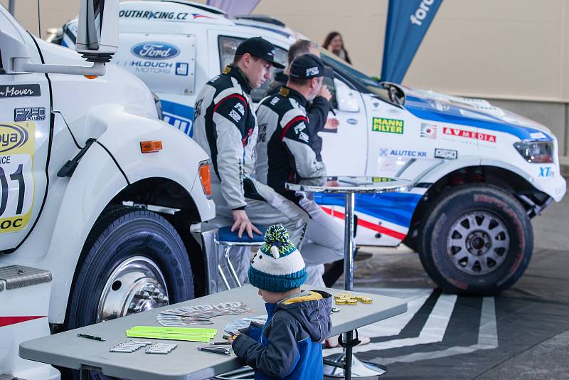 Fanoušci závodníka Tomáše Ouředníčka a automobilového sportu si prohlížejí Ouředníčkův závodní speciál Ford Ranger, než se s ním vydá na Rallye Dakar 2018.