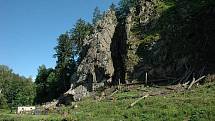 Stavba přírodního outdoorového areálu ve Víru nabírá na obrátkách. Hotova už je polovina prací. Navíc se členům Adrex týmu podařilo vybudovat první dominantu Adrex Base Campu. Turistickou vyhlídku na skalním výběžku nad řekou Svratkou.