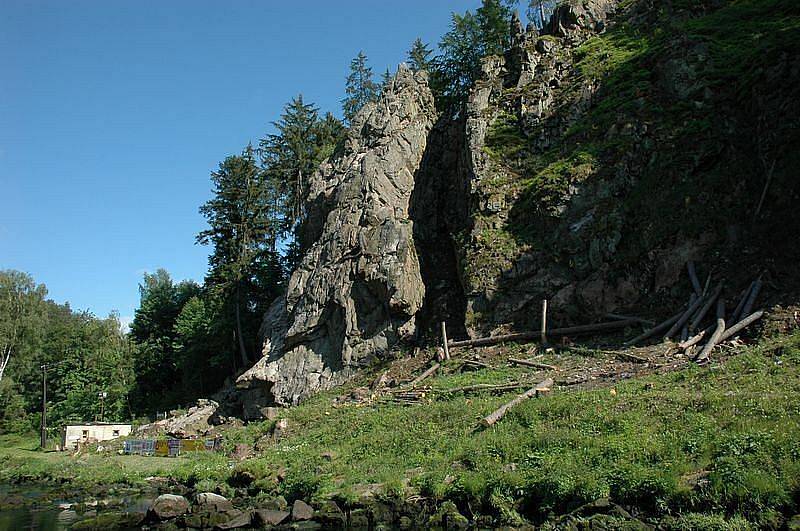 Stavba přírodního outdoorového areálu ve Víru nabírá na obrátkách. Hotova už je polovina prací. Navíc se členům Adrex týmu podařilo vybudovat první dominantu Adrex Base Campu. Turistickou vyhlídku na skalním výběžku nad řekou Svratkou.