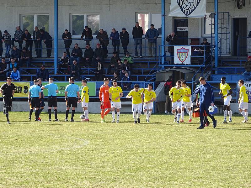 Veledůležitý záchranářský souboj mezi fotbalisty Nového Města na Moravě (v modrém) a juniorkou FC Vysočina (ve žlutých dresech) skončil výhrou domácích 1:0.